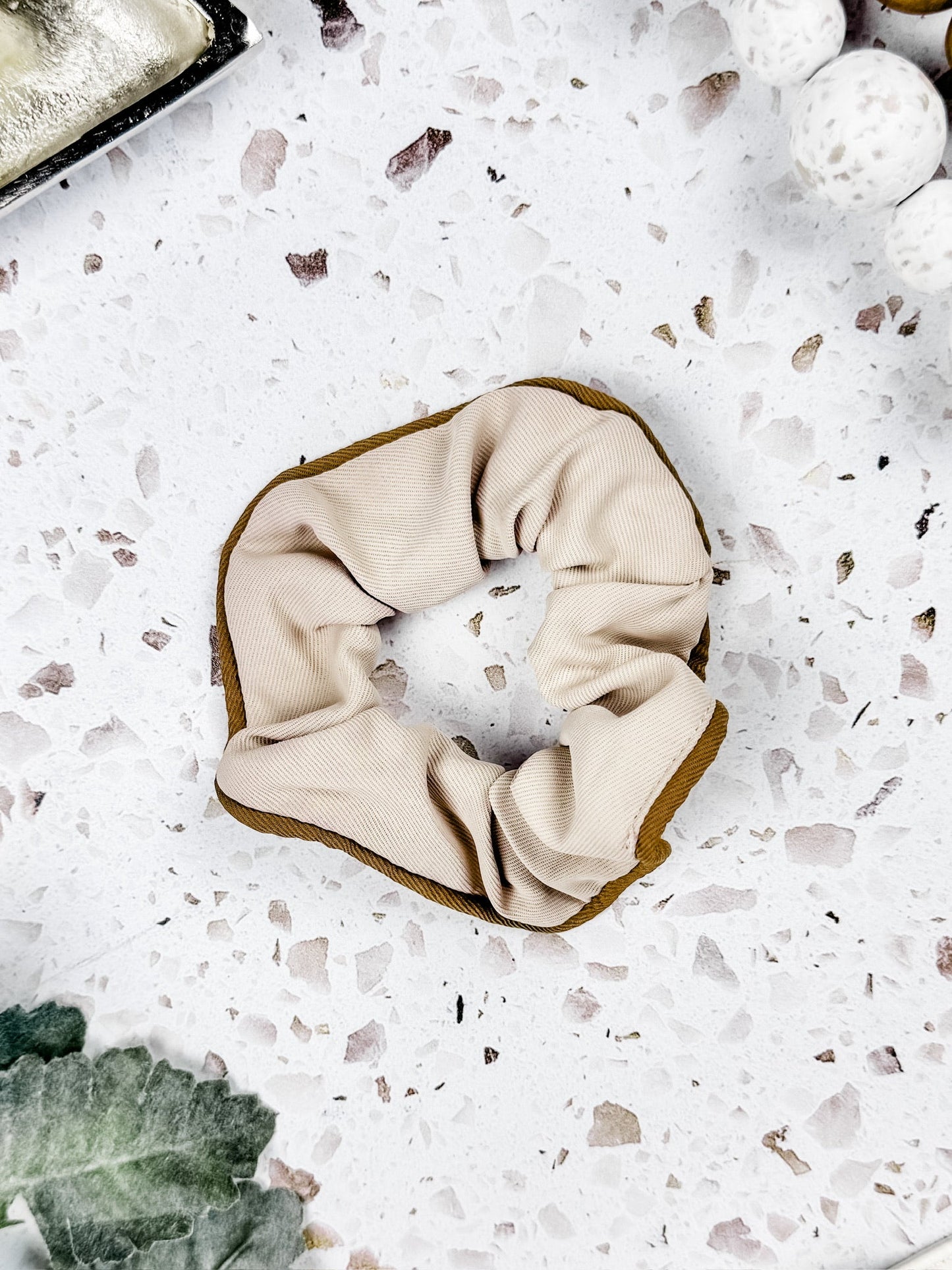 Set of two neutral scrunchies with ribbed fabric and contrast trim