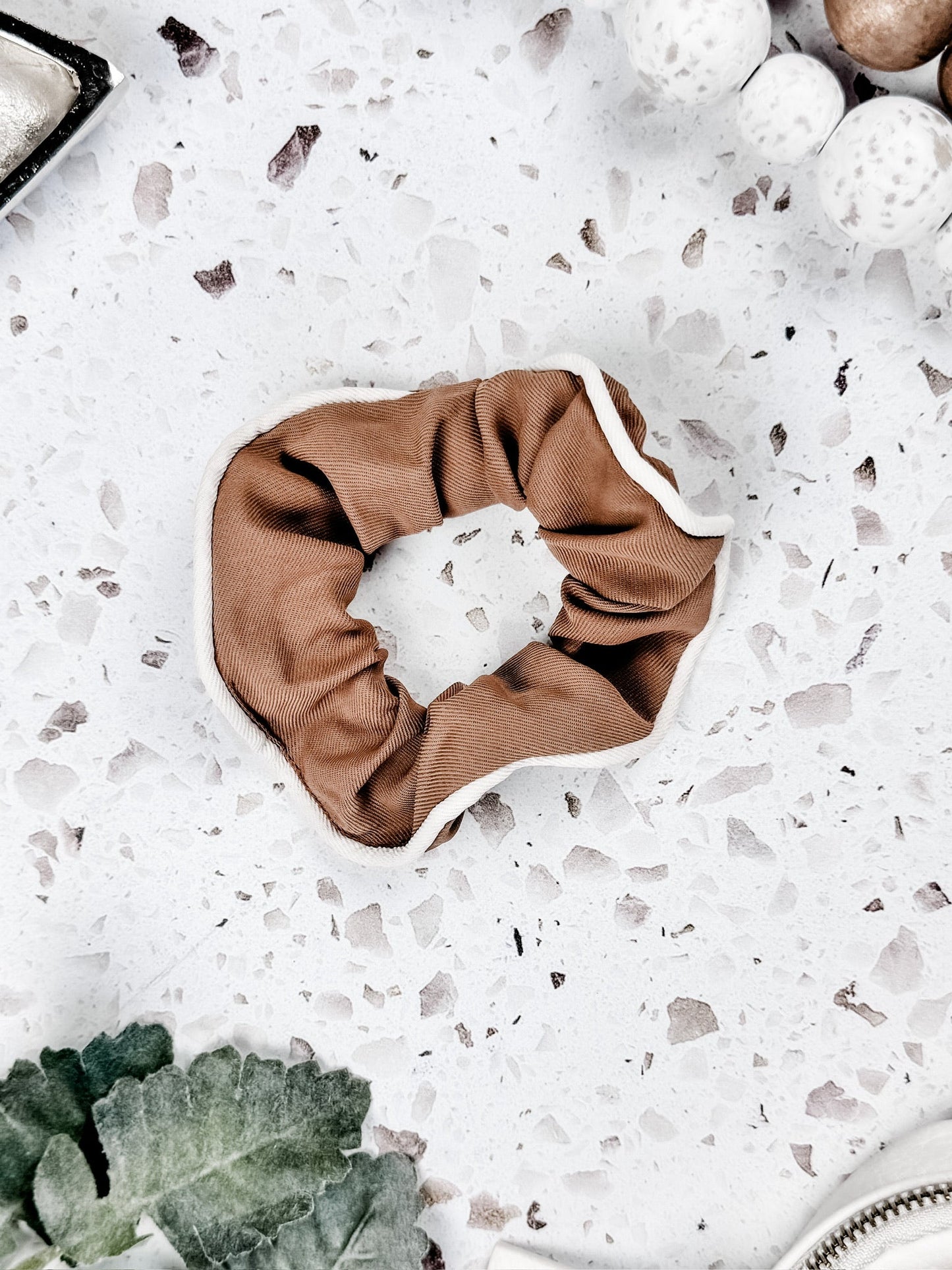 Set of two neutral scrunchies with ribbed fabric and contrast trim